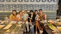 Menyambangi Malaysia, terlihat momen Jirayut makan-makan bersama Rina Nose dan teman-temannya. Mereka agaknya mampir ke restoran BBQ dengan ragam suguhan menu enak. Foto: Instagram jirayutdaa4official