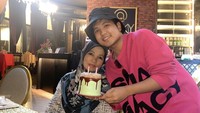 Begini potret manis Jirayut bersama sang ibu. Pria yang jago nyanyi dangdut ini memberikan kejutan kue ulang tahun pada sosok yang melahirkannya ke dunia itu. Foto: Instagram jirayutdaa4official