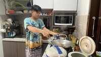 Ada yang mau coba masakan aku, tulis Jirayut di keterangan foto. Kira-kira Jirayut sedang menggoreng apa ya? Foto: Instagram jirayutdaa4official