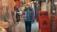 Liburan ke Tokyo, Jepang, Jirayut diajak melihat tempat kulineran hidden gem. Tak lupa ia mengabadikan pose di tempat Instagramable ini. Foto: Instagram jirayutdaa4official