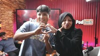 Afisan Jehdueramae atau lebih dikenal sebagai Jirayut merupakan pria asal Thailand yang terkenal di Indonesia. Baru-baru ini ia dijodohkan dengan Halda Rianta dalam podcast bersama Deddy Corbuzier dan Vidi Aldiano. Foto: Instagram jirayutdaa4official