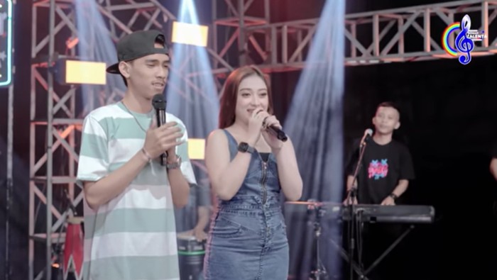 Shinta Arsinta dan Arya Galih menyanyikan lagu Nganggur.