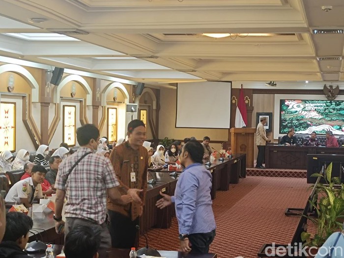 Suasana audiensi orang tua bersama Pemprov Jateng di Kantor Gubernur Jateng, Semarang, Kamis (11/7/2024). Audiensi soal piagam diduga palsu saat daftar PPDB.