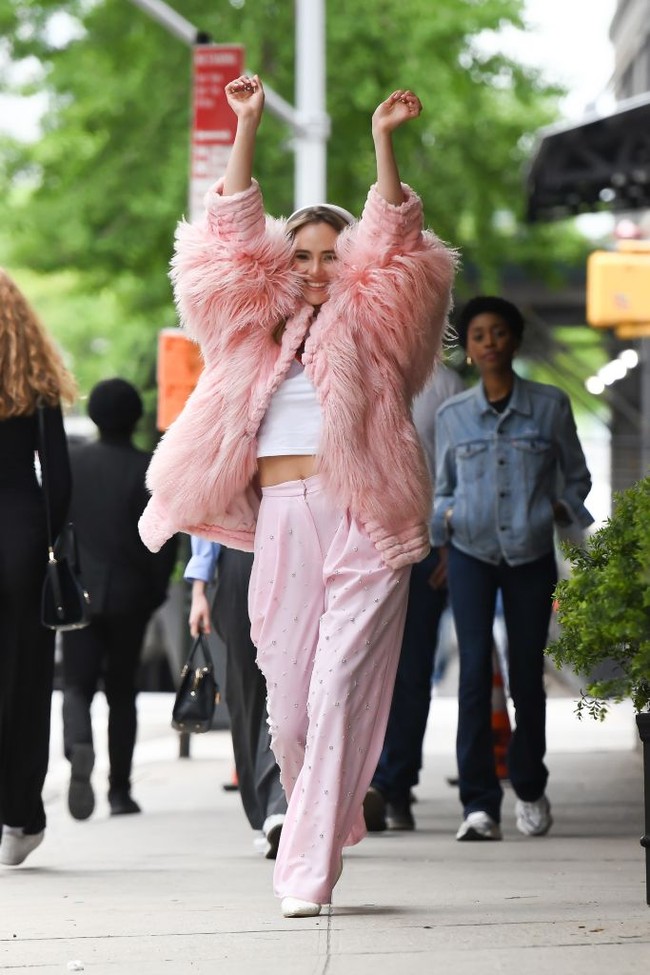 Saat mengangkat tangan, tampak perutnya sudah kembali ramping. Foto: GC Images/Robert Kamau