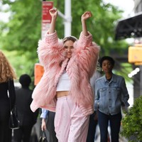 Saat mengangkat tangan, tampak perutnya sudah kembali ramping. Foto: GC Images/Robert Kamau