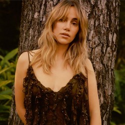 Suki Waterhouse Dirawat di Rumah Sakit karena Hernia