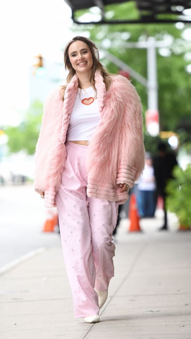 Baru-baru ini Suki kembali menjalani aktivitasnya sebagai aktris. Dia terlihat sedang syuting di Tribeca, New York City, AS. Penampilannya mencuri perhatian dengan crop top dan celana high-waist pink yang dipadu mantel bulu berwarna senada. Foto: GC Images/Robert Kamau