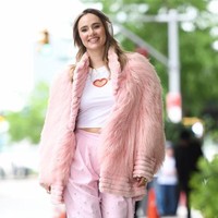 Baru-baru ini Suki kembali menjalani aktivitasnya sebagai aktris. Dia terlihat sedang syuting di Tribeca, New York City, AS. Penampilannya mencuri perhatian dengan crop top dan celana high-waist pink yang dipadu mantel bulu berwarna senada. Foto: GC Images/Robert Kamau