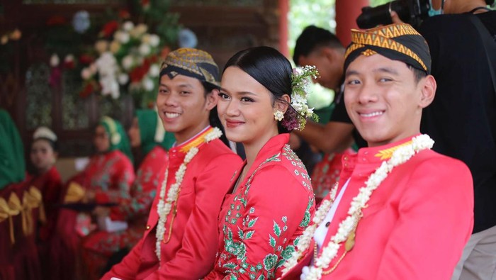Tiga anak bupati Ponorogo saat ikut kirab pusaka