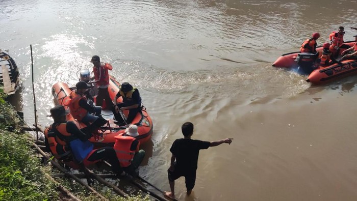 Tim Rescue Kantor SAR Palembang melakukan pencarian terhadap korban yang hilang di Sungai Ogan