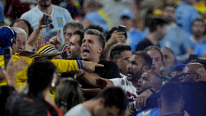 Uruguays players argue with fans at the end of a Copa America semifinal soccer match against Colombia in Charlotte, N.C., Wednesday, July 10, 2024. (AP Photo/Julia Nikhinson)