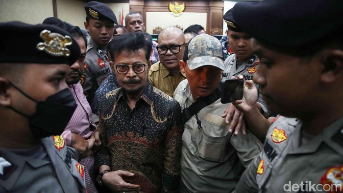 Mantan Menteri Pertanian Syahrul Yasin Limpo (SYL) dinyatakan terbukti bersalah di kasus gratifikasi dan pemerasan.  Majelis hakim menjatuhkan vonis 10 tahun penjara.
