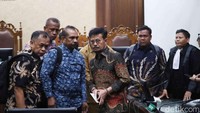 Hakim pun menghukum SYL membayar denda Rp 300 juta. Apabila denda tak dibayar, diganti hukuman kurungan.