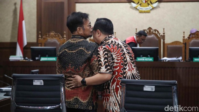 Mantan Menteri Pertanian Syahrul Yasin Limpo (SYL) dinyatakan terbukti bersalah di kasus gratifikasi dan pemerasan.  Majelis hakim menjatuhkan vonis 10 tahun penjara.
