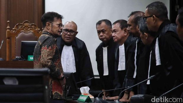 Mantan Menteri Pertanian Syahrul Yasin Limpo (SYL) dinyatakan terbukti bersalah di kasus gratifikasi dan pemerasan.  Majelis hakim menjatuhkan vonis 10 tahun penjara.