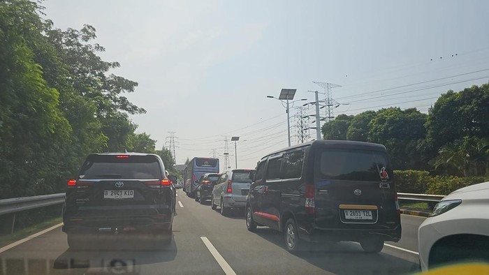 Kemacetan Masih Mengular di Tol Cawang Menuju Semanggi Siang Hari