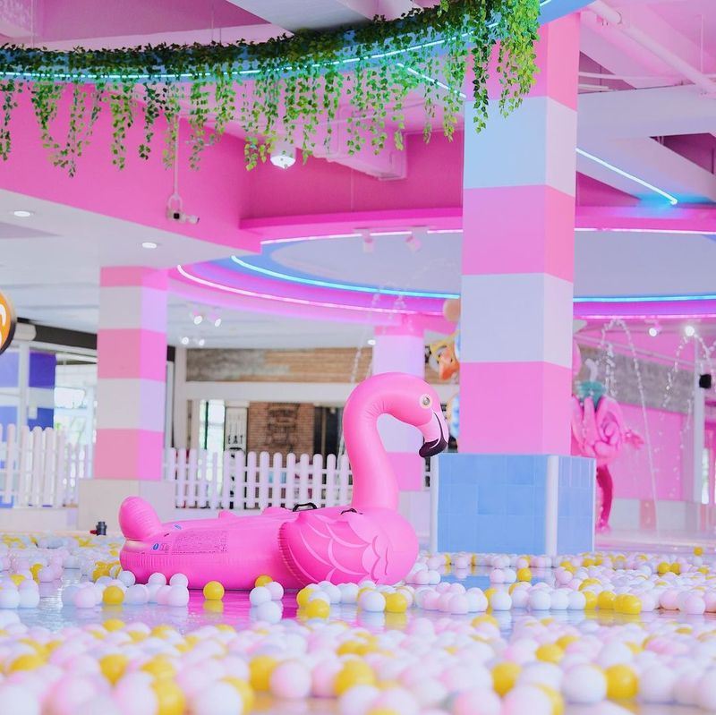 Tropikana Waterpark Cibinong memiliki konsep kolam renang indoor yang kids friendly.