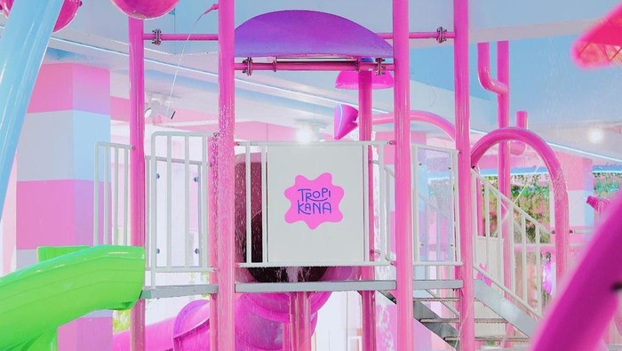 Tropikana Waterpark Cibinong memiliki konsep kolam renang indoor yang kids friendly.