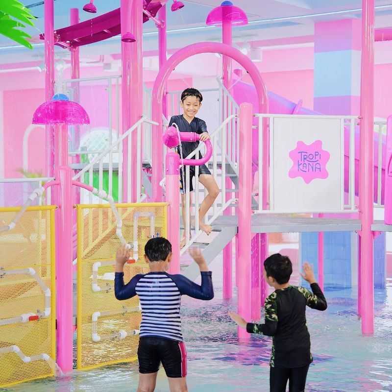 Tropikana Waterpark Cibinong memiliki konsep kolam renang indoor yang kids friendly.