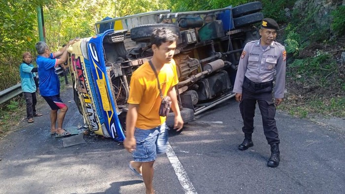 Truk bermuatan pakan ternak terguling di salah satu tanjakan Jalan Kaliurang-Dlingo, Dlingo, Bantul, Kamis (11/7/2024).