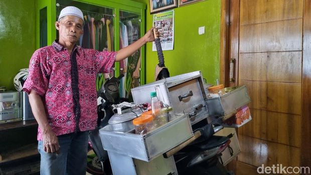 Tukang bubur khas Tambun, Edi.