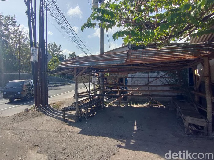 Tukang ojek Surono dan pangkalan ojeknya di Pasar Sentolo Baru, Sentolo, Kabupaten Kulon Progo, DIY, Kamis (11/7/2024).
