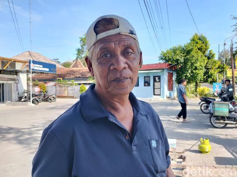 Tukang ojek Surono dan pangkalan ojeknya di Pasar Sentolo Baru, Sentolo, Kabupaten Kulon Progo, DIY, Kamis (11/7/2024).