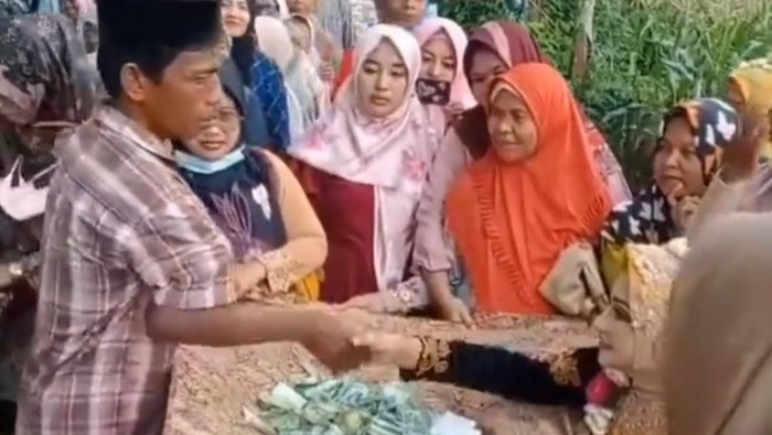 Unik tradisi pernikahan di Demak, tamu berikan sumbangan uang tanpa amplop dalam kain jarik pada pengantin.