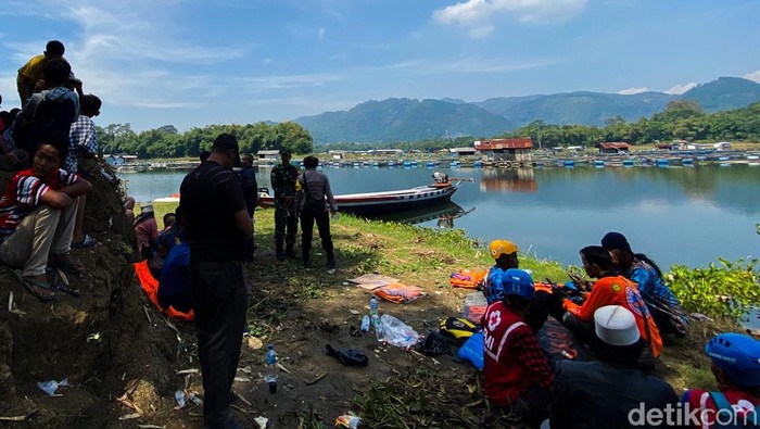 Upaya Pencarian Remaja KBB Tenggelam di Waduk Saguling