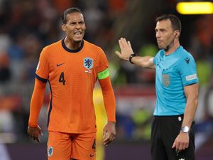 Van Dijk Serang Wasit Felix Zwayer: Dia Langsung Kabur Usai Laga