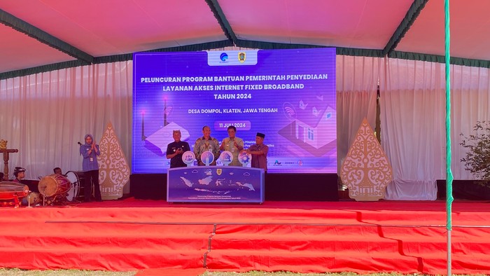 Wabup Klaten Yoga Hardaya terima bantuan akses internet dari Kemenkominfo di Desa Dompol, Kecamatan Kemalang, Kamis (11/7/2024).