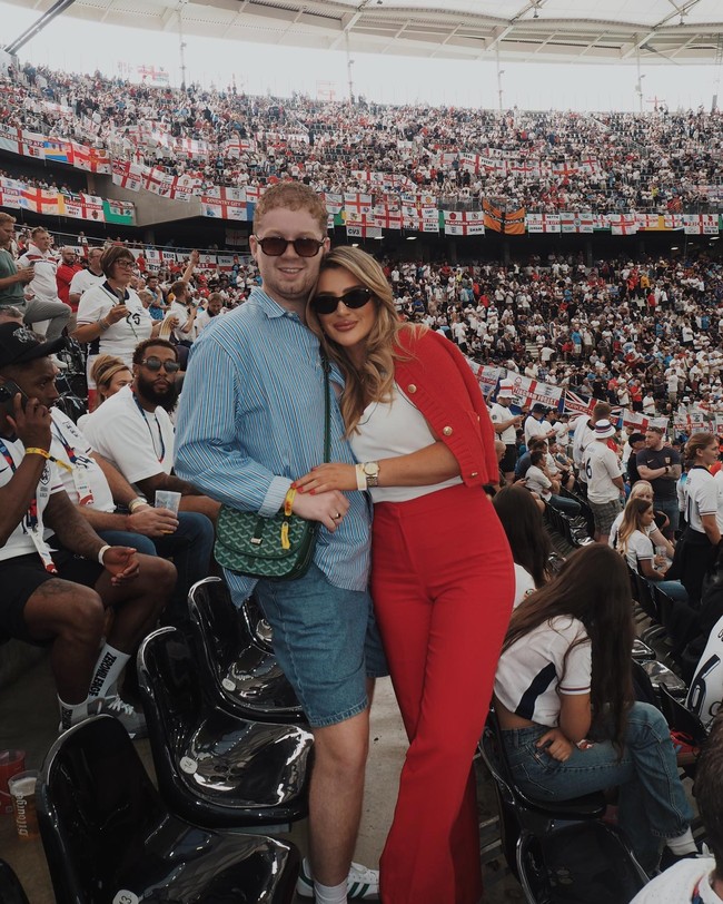 Yang terbaru, ia memilih mengenakan setelan merah yang membuatnya semakin menarik perhatian. Foto: Instagram @ainemaykennedy