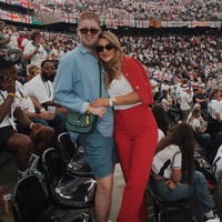 Yang terbaru, ia memilih mengenakan setelan merah yang membuatnya semakin menarik perhatian. Foto: Instagram @ainemaykennedy