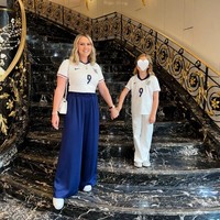 Istri Harry Kane, Kate, cukup sering membagikan gayanya saat menemani suami bertanding bola. Saat menonton laga Euro 2024 beberapa waktu lalu, ia memadukan jersey putih dengan nomor punggung suami dengan celana biru tua dan tas Chanel. Foto: Instagram @katekanex