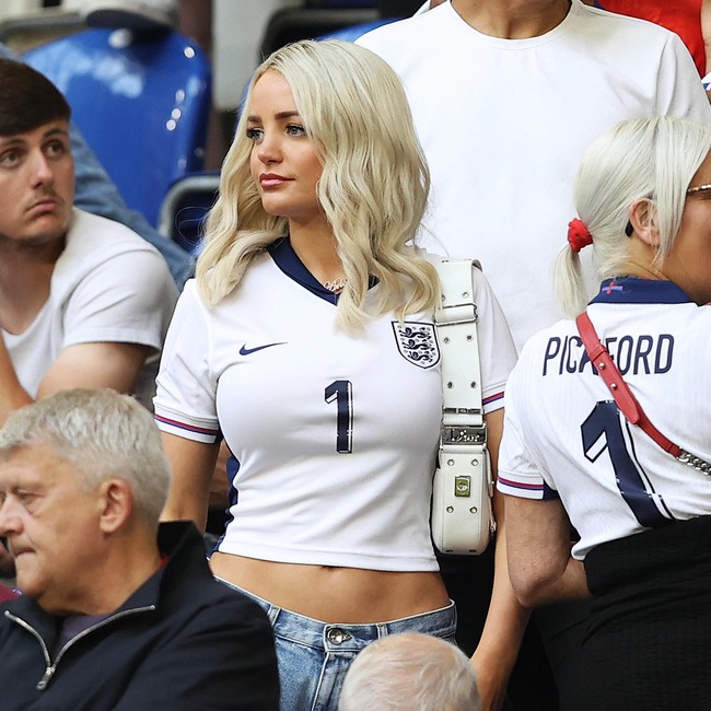 Laga Euro 2024 menjadi ajang adu gaya para WAGs Inggris. Saat menonton dan mendukung para pasangan, mereka kompak tampil menawan dengan jersey timnas. Salah satu yang paling stylish adalah Megan Pickford, istri Jordan Pickford  Foto: Instagram Megan Picford
