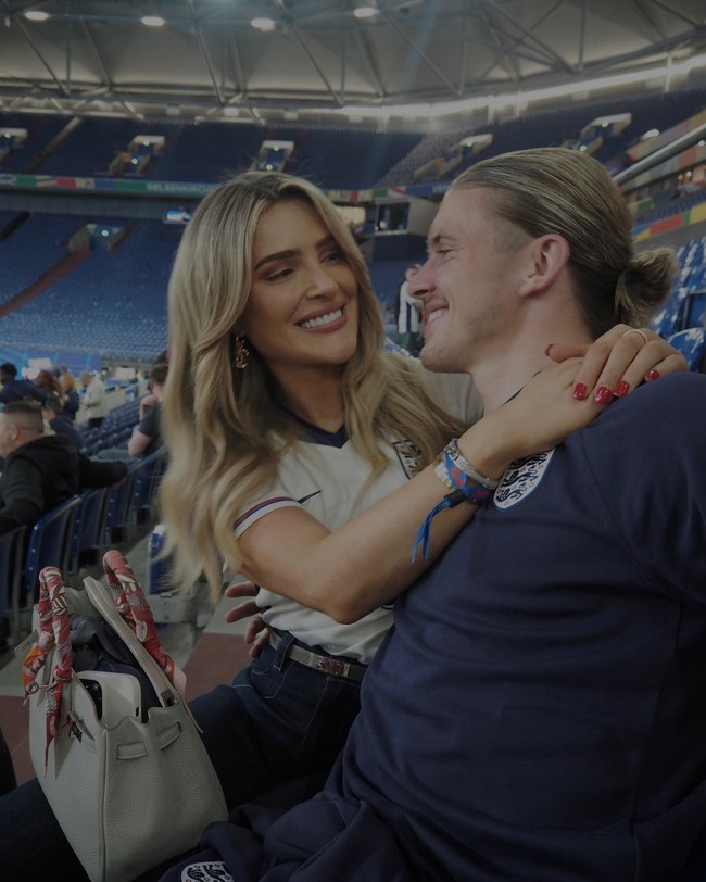 WAG lain yang tampil menawan dengan jersey putih Inggris adalah Aine May Kennedy. Pacar Conor Gallagher tersebut memilih padanan yang berbeda dari yang lain. Foto: Instagram