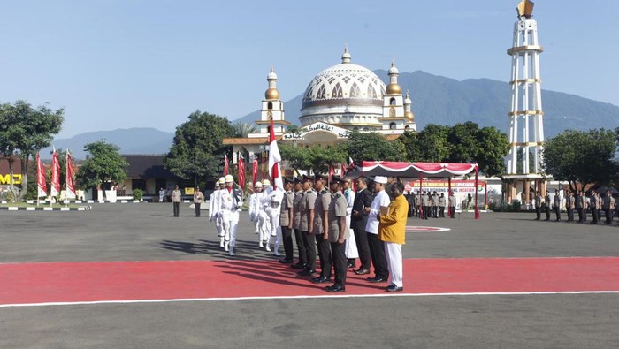 Wakapolda Metro Jaya Brigjen Djati Wiyoto Abadhy melantik 364 siswa Bintara Polri di SPN Lido, Sukabumi, Jawa Barat.