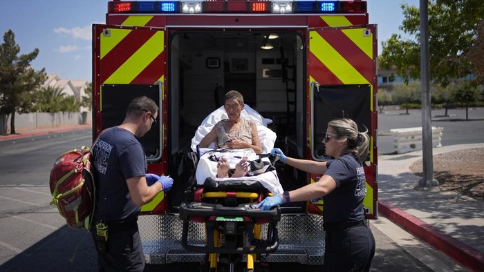 Cuaca panas di Henderson, Nevada sangat menyengat. Seorang wanita tua dilarikan ke rumah sakit oleh petugas damkar.