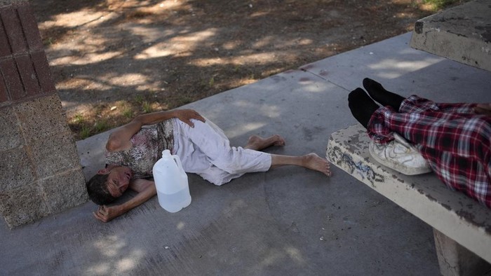 Cuaca panas di Henderson, Nevada sangat menyengat. Seorang wanita tua dilarikan ke rumah sakit oleh petugas damkar.