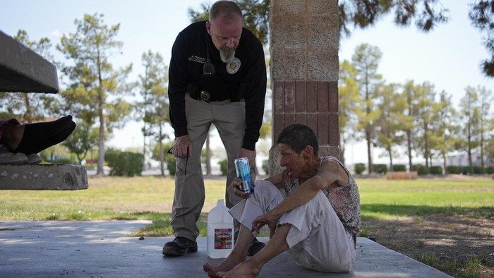 Cuaca panas di Henderson, Nevada sangat menyengat. Seorang wanita tua dilarikan ke rumah sakit oleh petugas damkar.