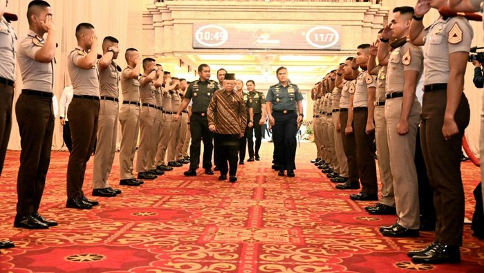 Wapres Maruf Amin memberikan pengarahan kepada Calon Perwira Remaja (Capaja) TNI-Polri Tahun 2024 di Balai Sudirman, Jakarta (dok. Setwapres))