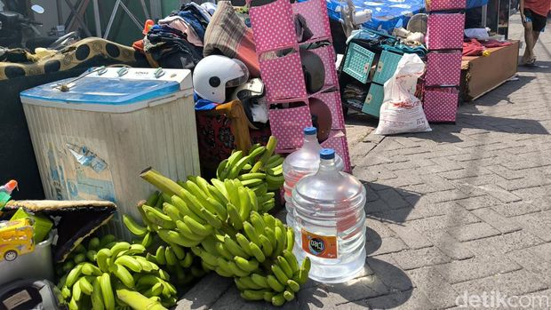 Warga Driyorejo, Gresik berhamburan ke luar rumah saat kebakaran lalap pabrik spons