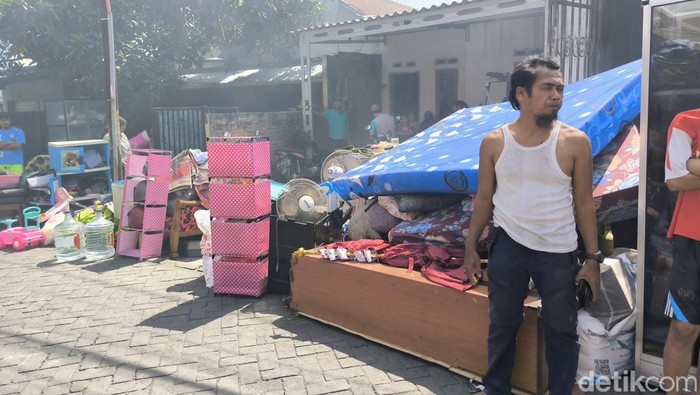 Warga Driyorejo, Gresik berhamburan ke luar rumah saat kebakaran lalap pabrik spons