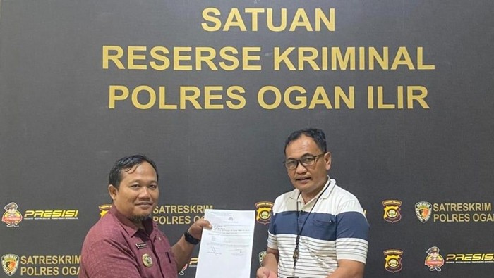 Warga Ogan Ilir menyerahkan senpira ke Polres Ogan Ilir.