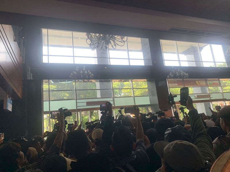 Wartawan dan peserta sidang di Pengadilan Tipikor Jakarta usai sidang vonis SYL