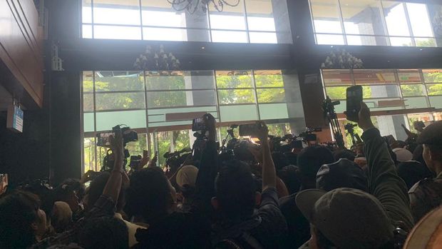Wartawan dan peserta sidang di Pengadilan Tipikor Jakarta usai sidang vonis SYL
