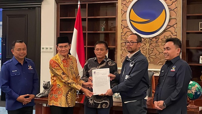 Wasekjend Bapilu DPP NasDem Jakfar Sodik menyerahkan rekomendasi kepada Lalu Pathul Bahri dan Nursiah di NasDem Tower, Jakarta Pusat, Kamis (11/7/2024). (Foto: Istimewa)