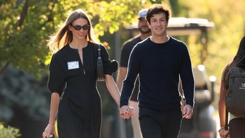 Josh Kushner dan istrinya, Karlie Kloss, menghadiri Konferensi Media dan Teknologi Sun Valley tahunan Allen and Co. di Sun Valley Resort di Sun Valley, Idaho, AS.