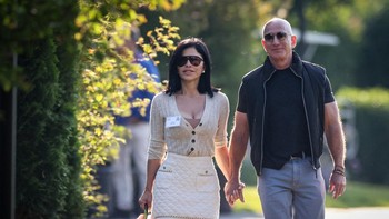 Jeff Bezos dan Lauren Sanchez menghadiri Konferensi Media dan Teknologi Sun Valley tahunan Allen and Co. di Sun Valley Resort di Sun Valley, Idaho, AS.