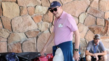 Michael Eisner tiba di Konferensi Media dan Teknologi Sun Valley tahunan Allen and Co. di Sun Valley Resort di Sun Valley, Idaho, AS.